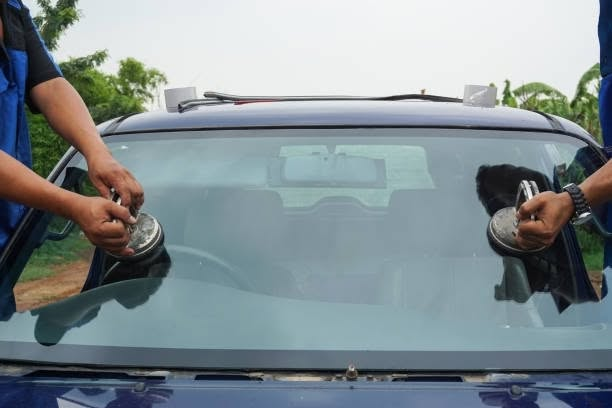 Expert Glass auto glass photo – Windshield installation